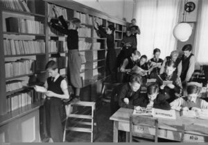 Elever i skolbibliotek 1941. Fotograf: Okänd. Källa: Örebro Stadsarkiv