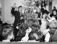 Julgransplundring, januari 1952, Fotograf: Okänd. Örebro Stadsarkiv